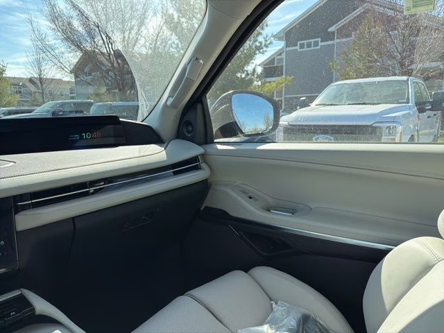 2026 Starlight Gray Premium Colorant Lincoln Navigator Reserve 4X4 SUV