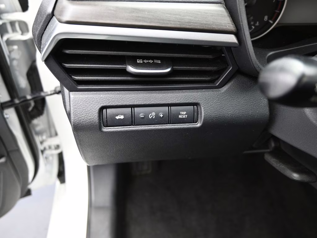 2025 Glacier White Nissan Altima 2.5 SV FWD Sedan