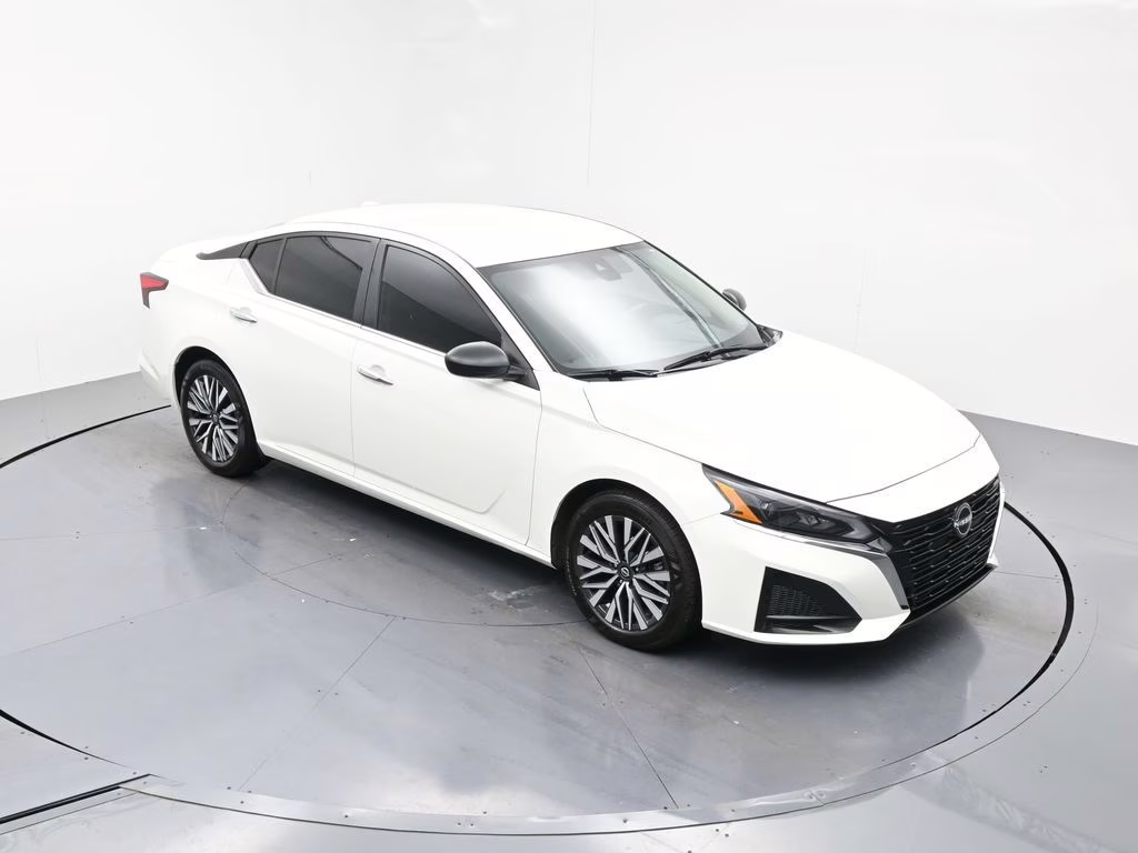 2025 Glacier White Nissan Altima 2.5 SV FWD Sedan
