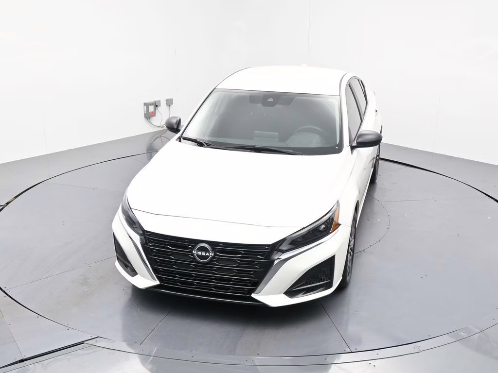 2025 Glacier White Nissan Altima 2.5 SV FWD Sedan