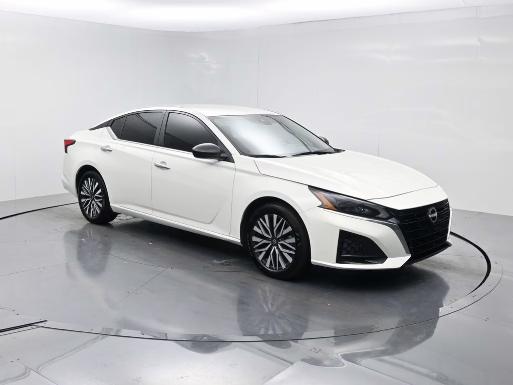 2025 Glacier White Nissan Altima 2.5 SV FWD Sedan