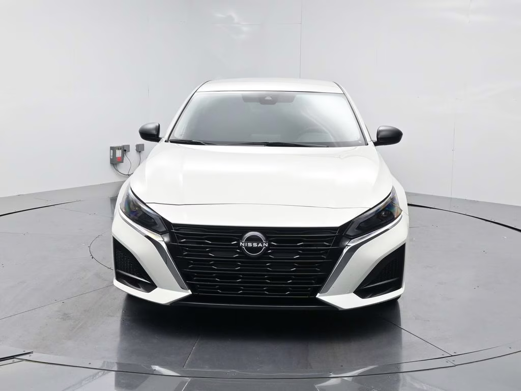 2025 Glacier White Nissan Altima 2.5 SV FWD Sedan