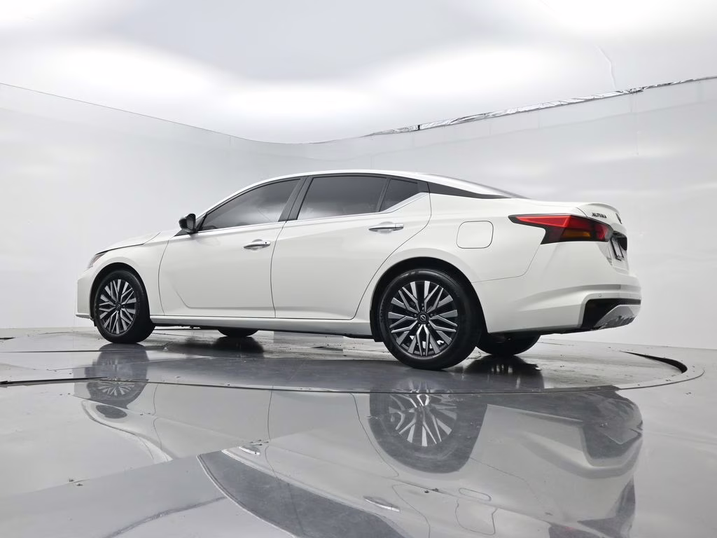 2025 Glacier White Nissan Altima 2.5 SV FWD Sedan