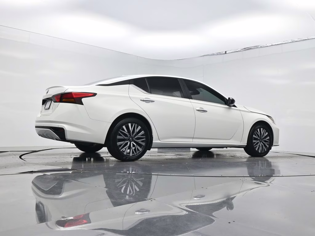 2025 Glacier White Nissan Altima 2.5 SV FWD Sedan