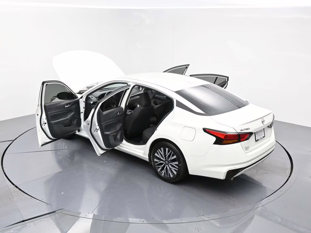 2025 Glacier White Nissan Altima 2.5 SV FWD Sedan
