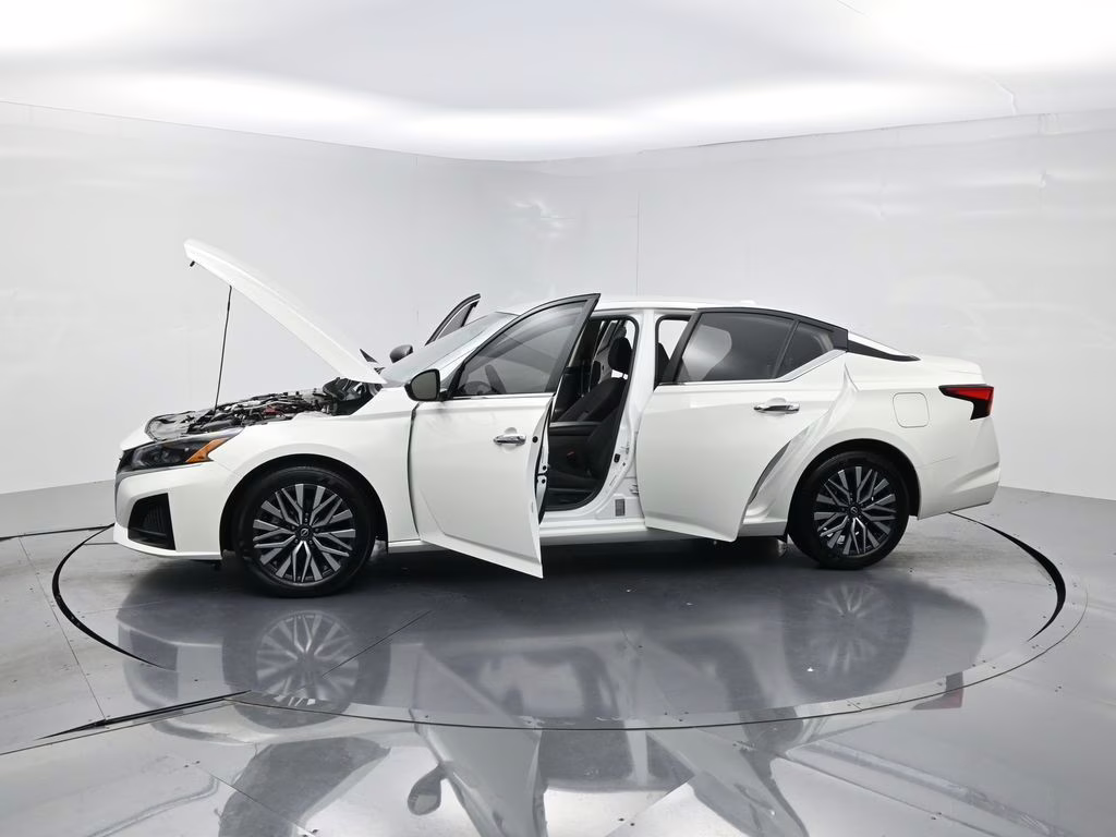 2025 Glacier White Nissan Altima 2.5 SV FWD Sedan