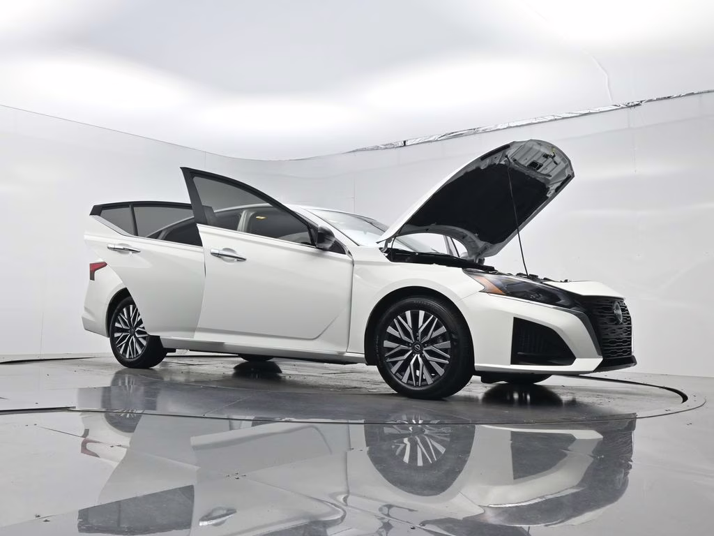 2025 Glacier White Nissan Altima 2.5 SV FWD Sedan