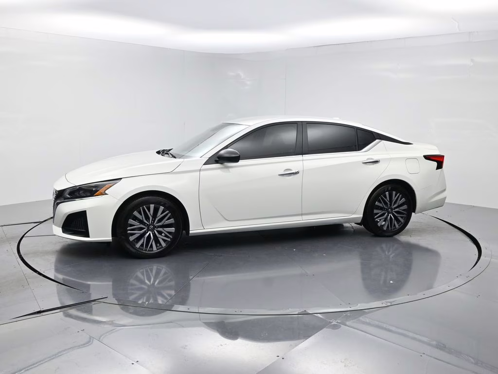 2025 Glacier White Nissan Altima 2.5 SV FWD Sedan
