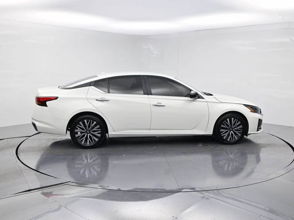 2025 Glacier White Nissan Altima 2.5 SV FWD Sedan