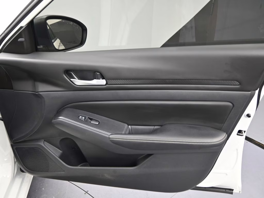 2025 Glacier White Nissan Altima 2.5 SV FWD Sedan