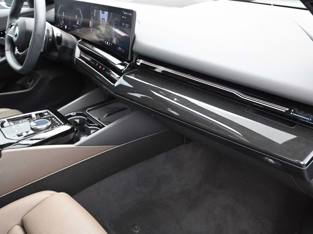 2025 Black Sapphire Metallic BMW 5 Series 530i RWD Sedan