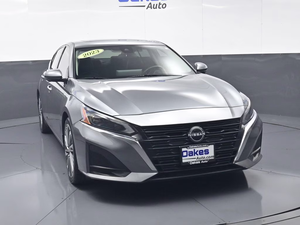 2023 Gun Metallic Nissan Altima 2.5 SL FWD Sedan