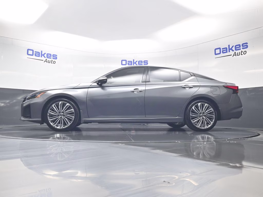 2023 Gun Metallic Nissan Altima 2.5 SL FWD Sedan