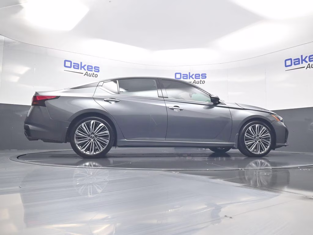 2023 Gun Metallic Nissan Altima 2.5 SL FWD Sedan