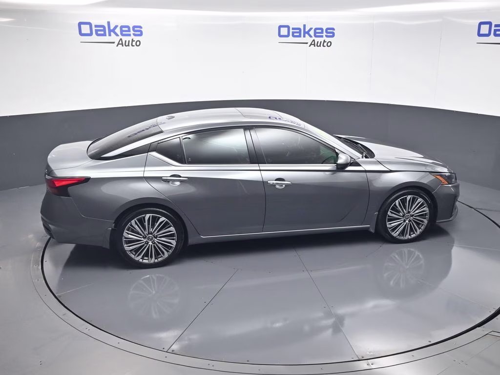 2023 Gun Metallic Nissan Altima 2.5 SL FWD Sedan