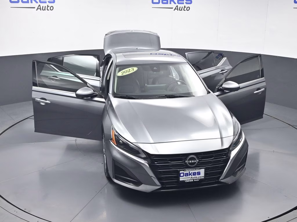 2023 Gun Metallic Nissan Altima 2.5 SL FWD Sedan