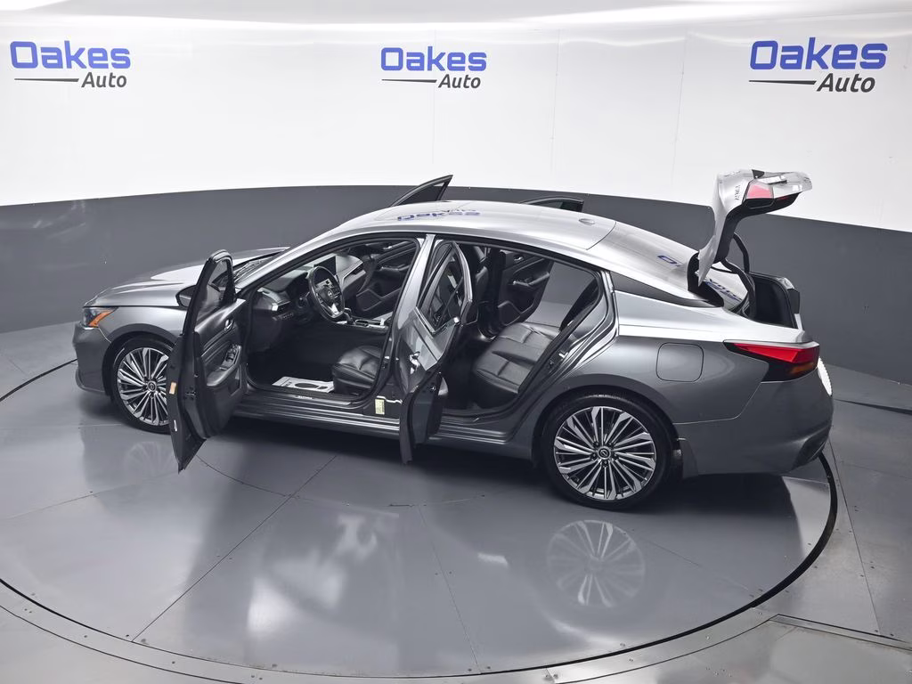2023 Gun Metallic Nissan Altima 2.5 SL FWD Sedan