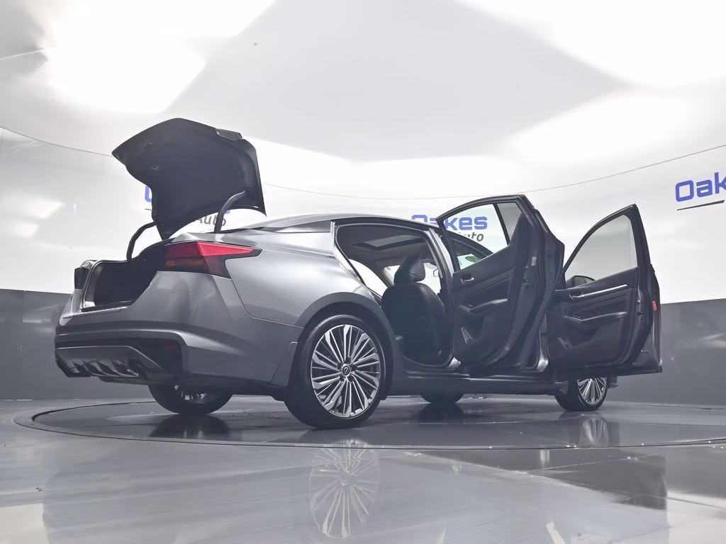 2023 Gun Metallic Nissan Altima 2.5 SL FWD Sedan