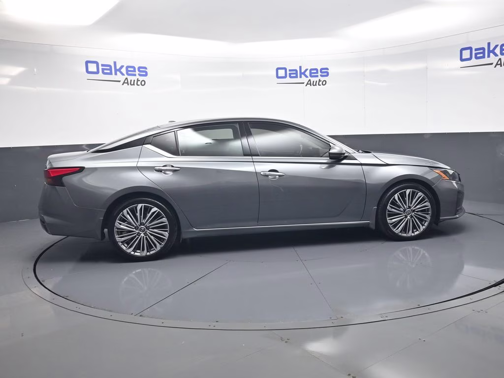 2023 Gun Metallic Nissan Altima 2.5 SL FWD Sedan