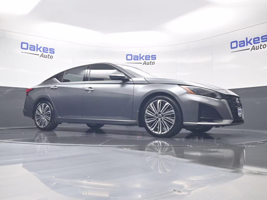 2023 Gun Metallic Nissan Altima 2.5 SL FWD Sedan