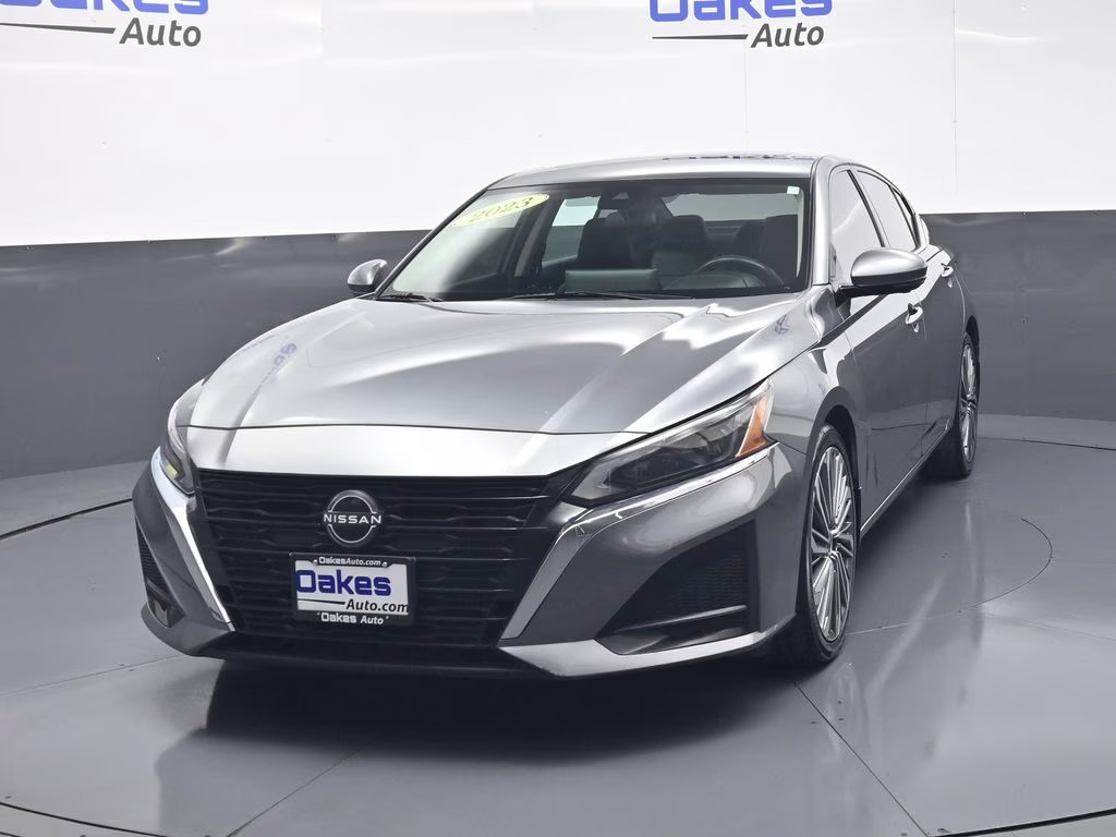2023 Gun Metallic Nissan Altima 2.5 SL FWD Sedan