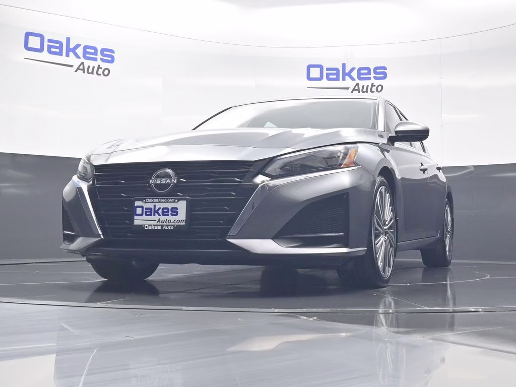 2023 Gun Metallic Nissan Altima 2.5 SL FWD Sedan