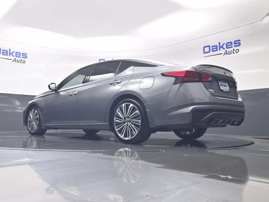 2023 Gun Metallic Nissan Altima 2.5 SL FWD Sedan