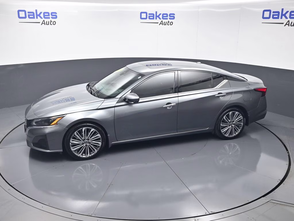 2023 Gun Metallic Nissan Altima 2.5 SL FWD Sedan