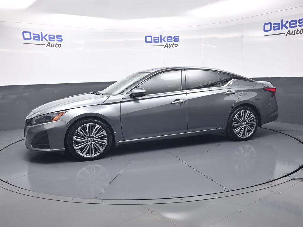 2023 Gun Metallic Nissan Altima 2.5 SL FWD Sedan