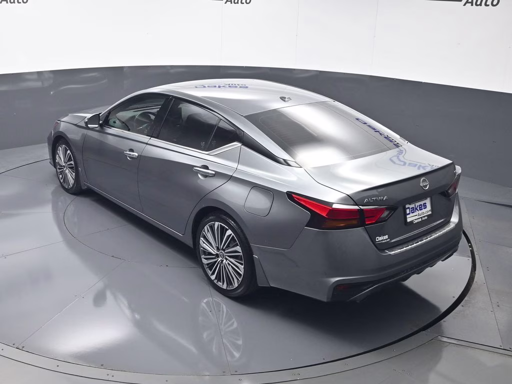 2023 Gun Metallic Nissan Altima 2.5 SL FWD Sedan