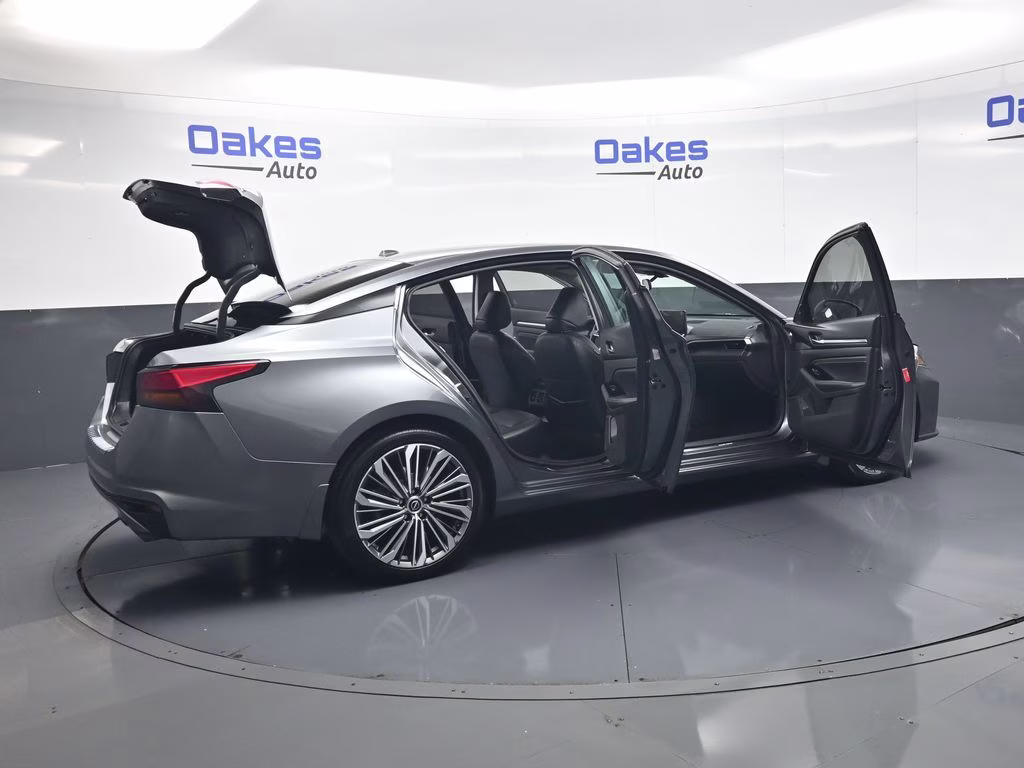 2023 Gun Metallic Nissan Altima 2.5 SL FWD Sedan