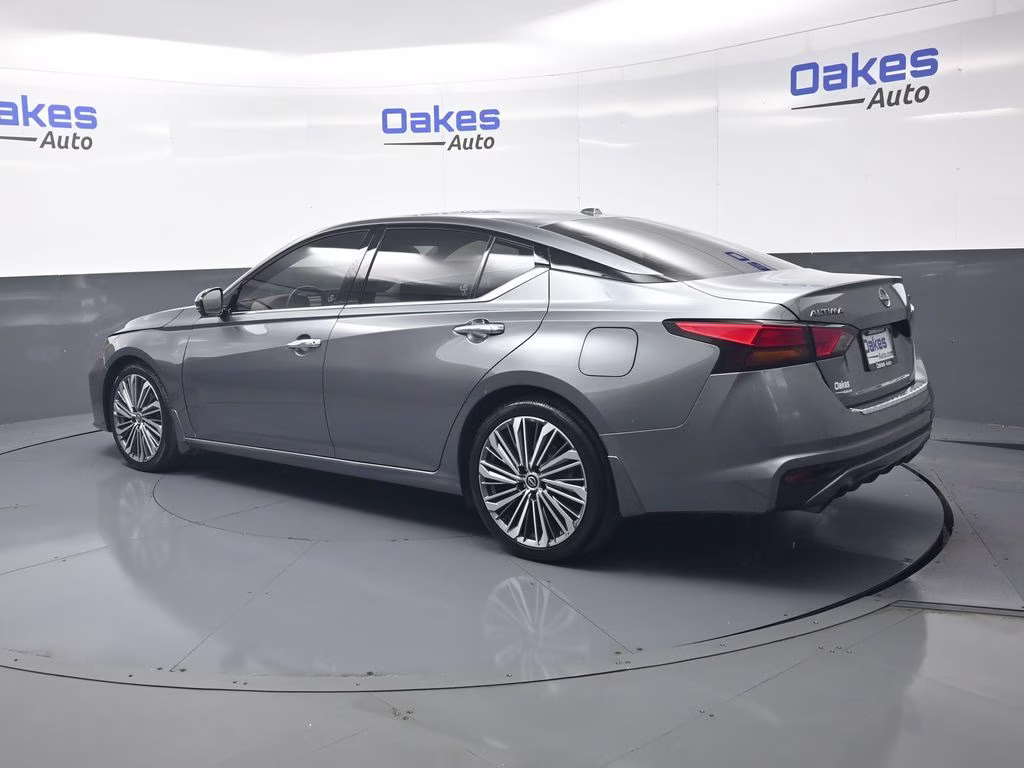 2023 Gun Metallic Nissan Altima 2.5 SL FWD Sedan
