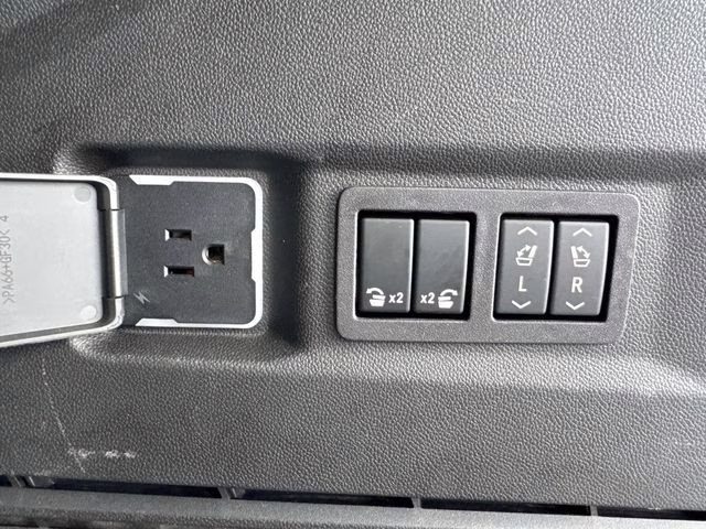 2024 White Frost GMC Yukon AT4 4X4 SUV