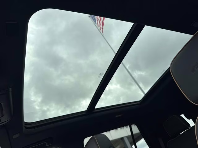 2024 White Frost GMC Yukon AT4 4X4 SUV