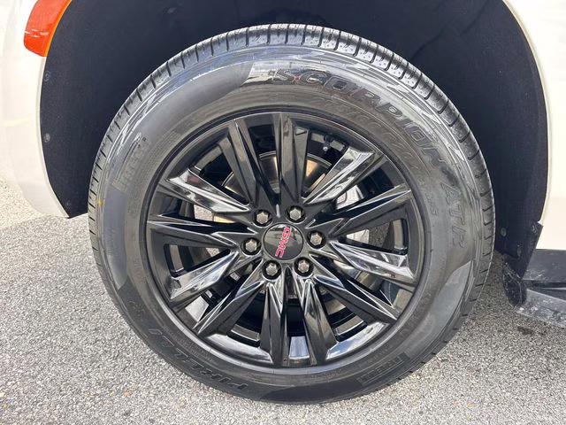 2024 White Frost GMC Yukon AT4 4X4 SUV