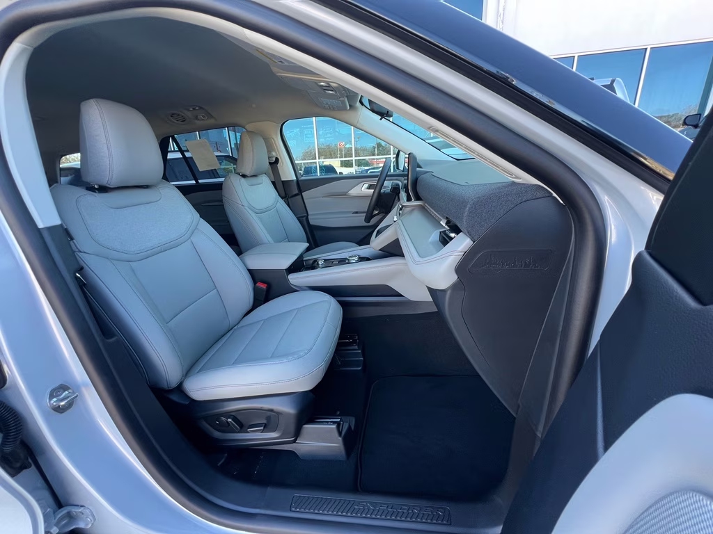 2026 Space White Metallic Ford Explorer Active (100A) RWD SUV