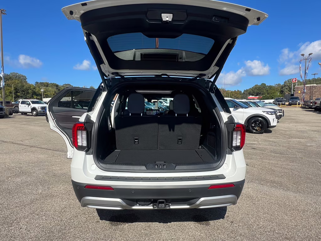 2025 Star White Metallic Tri-Coat Ford Explorer Platinum RWD SUV