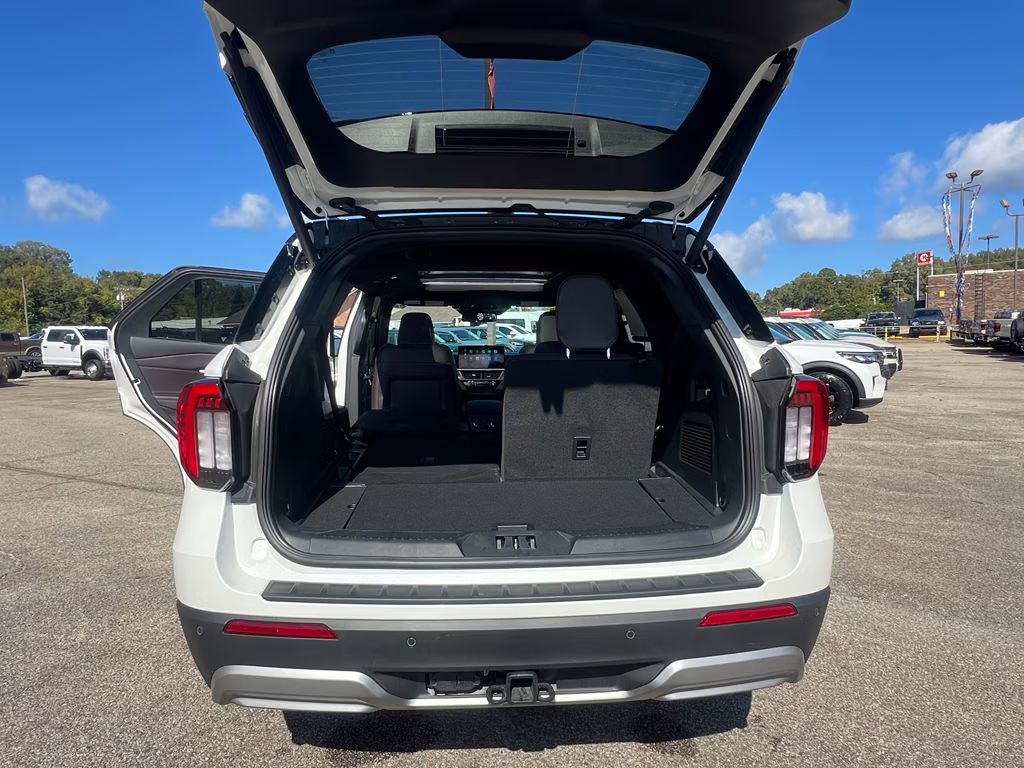 2025 Star White Metallic Tri-Coat Ford Explorer Platinum RWD SUV