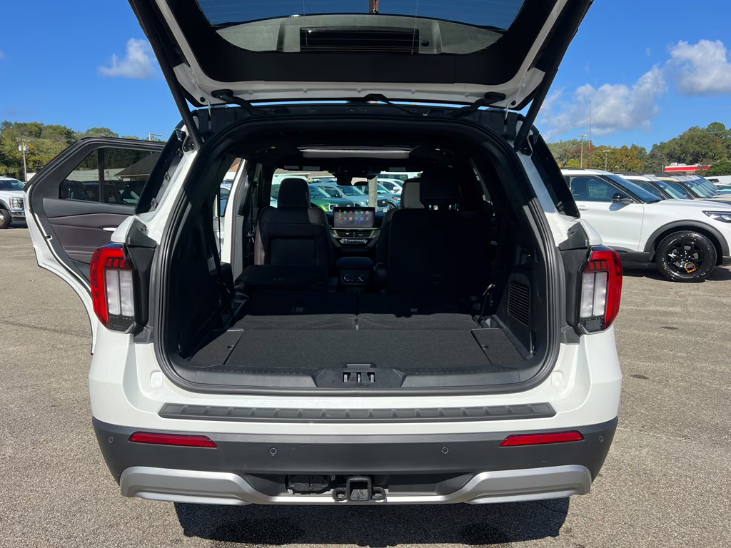 2025 Star White Metallic Tri-Coat Ford Explorer Platinum RWD SUV