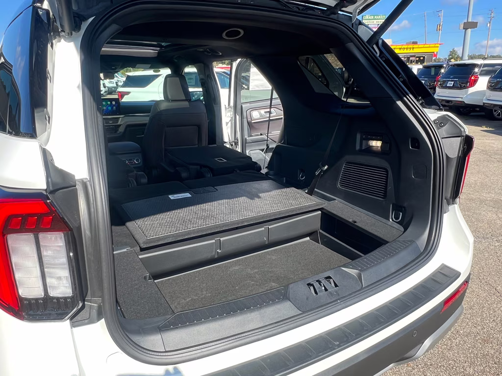 2025 Star White Metallic Tri-Coat Ford Explorer Platinum RWD SUV
