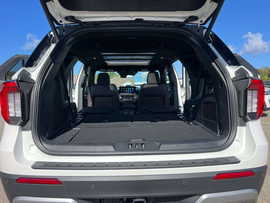 2025 Star White Metallic Tri-Coat Ford Explorer Platinum RWD SUV
