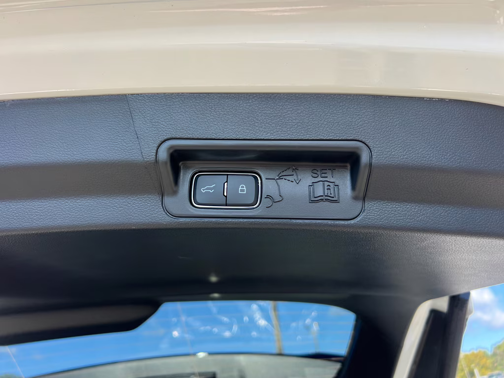 2025 Star White Metallic Tri-Coat Ford Explorer Platinum RWD SUV