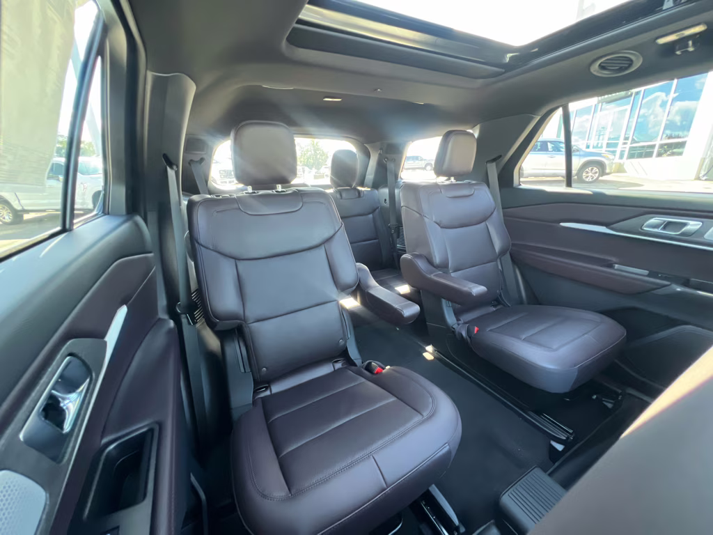 2025 Star White Metallic Tri-Coat Ford Explorer Platinum RWD SUV