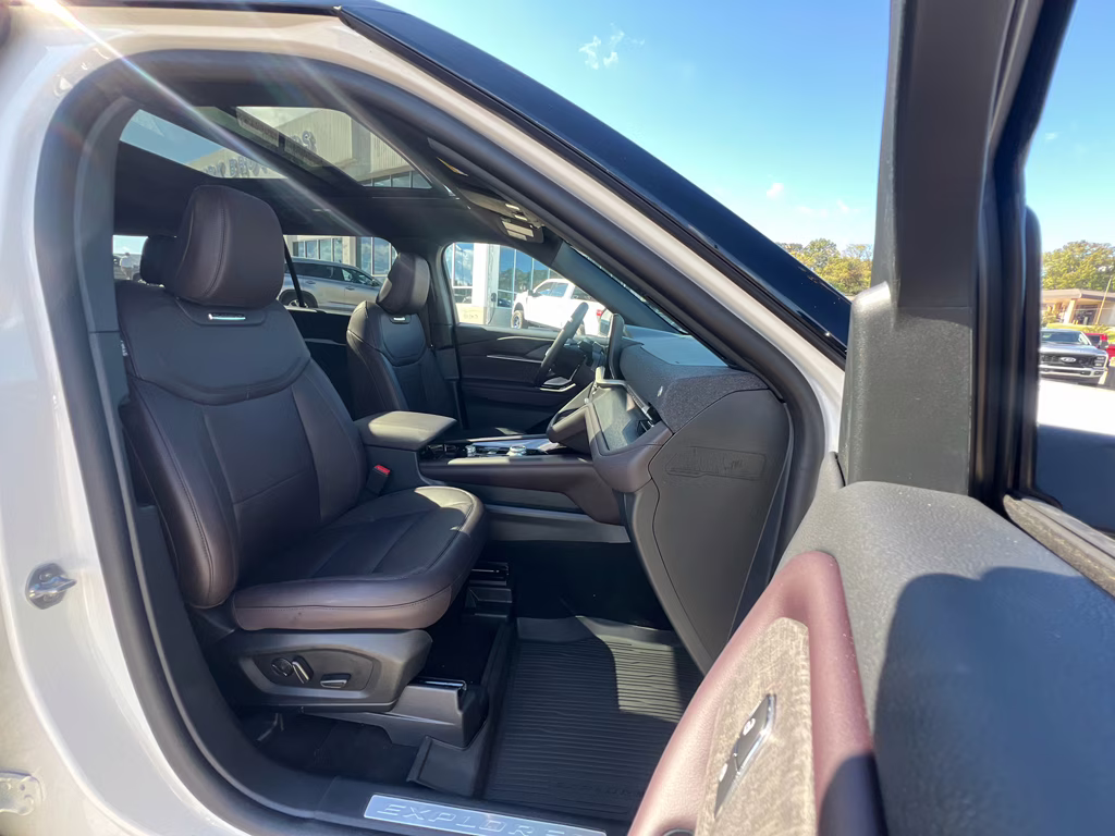 2025 Star White Metallic Tri-Coat Ford Explorer Platinum RWD SUV