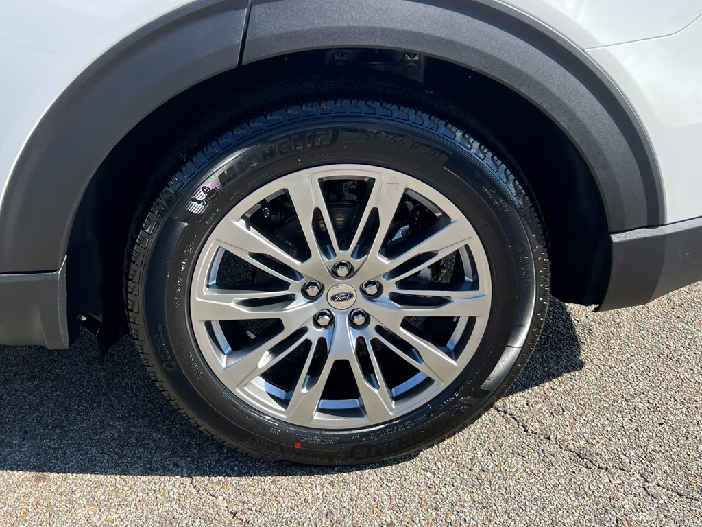 2025 Star White Metallic Tri-Coat Ford Explorer Platinum RWD SUV