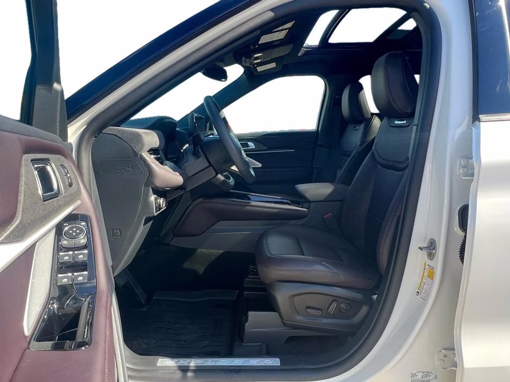 2025 Star White Metallic Tri-Coat Ford Explorer Platinum RWD SUV