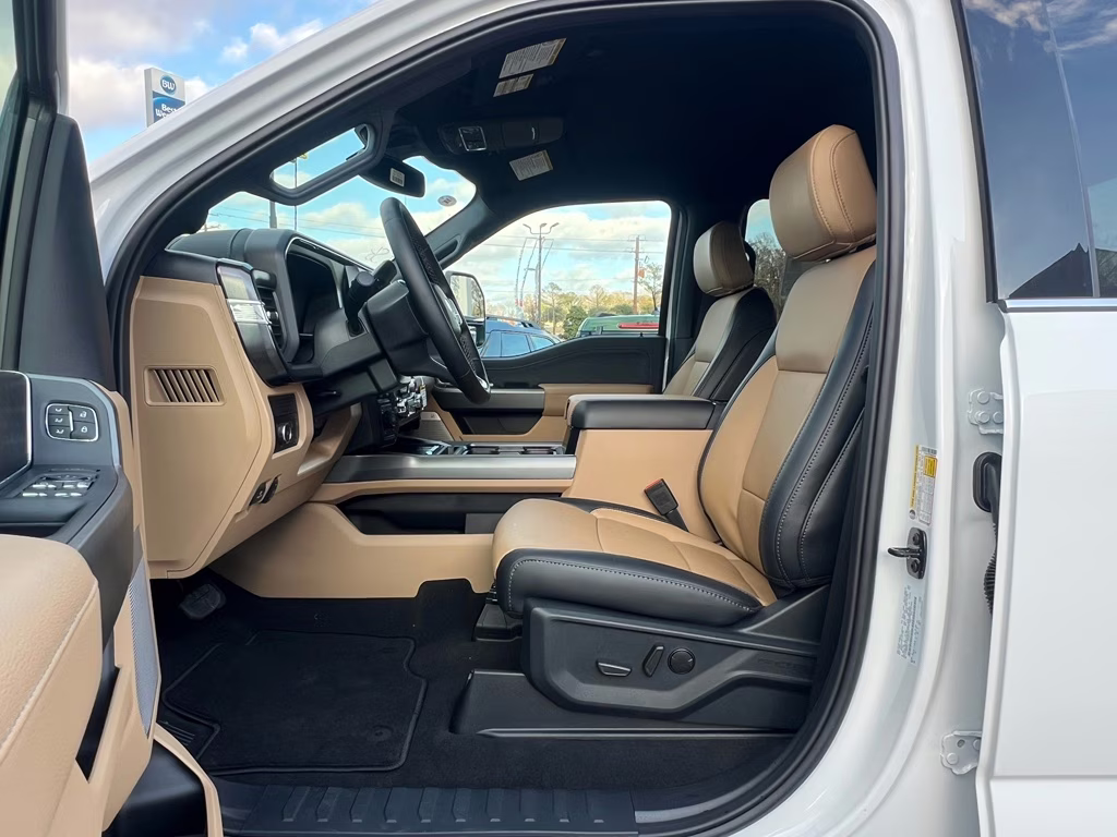 2026 Oxford White Ford Super Duty F-250 SRW LARIAT 4X4 Truck