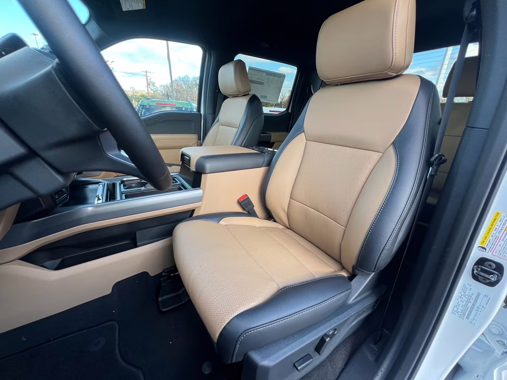 2026 Oxford White Ford Super Duty F-250 SRW LARIAT 4X4 Truck