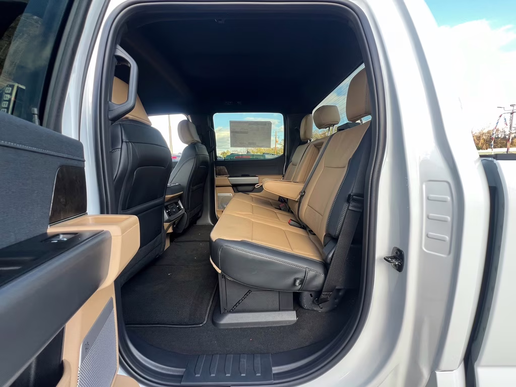 2026 Oxford White Ford Super Duty F-250 SRW LARIAT 4X4 Truck