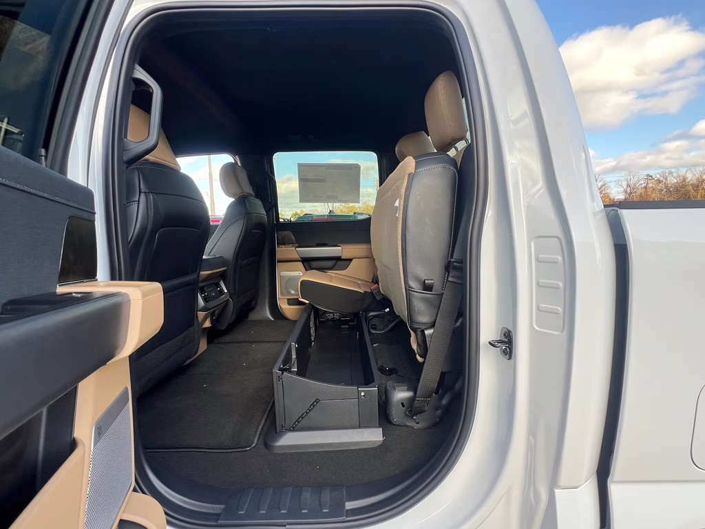 2026 Oxford White Ford Super Duty F-250 SRW LARIAT 4X4 Truck